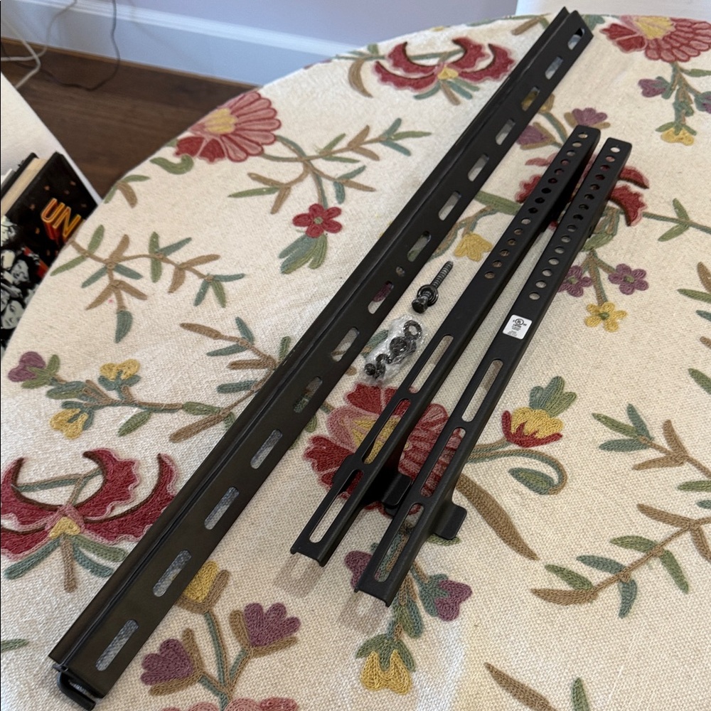 TV mount - Picture 1 of 3